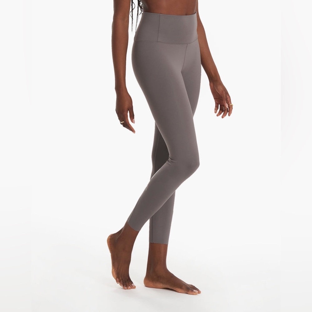 Vuori Evolve Leggings in Smoke